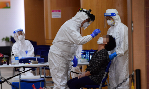 19일 서울 중랑구 금란교회에 설치된 선별진료소에서 교인이 신종 코로나바이러스 감염증(코로나19) 검사를 받고 있다.       중랑구와 금란교회 등에 따르면 사랑제일교회 방문자로 확진 판정을 받은 금란교회 교인 A씨가 지난 12일 저녁과 13∼14일 새벽에 금란교회 예배에 참석한 것으로 확인됐다. 2020.8.19 정연호 기자 tpgod@seoul.co.kr