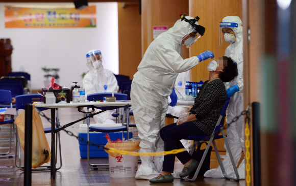 19일 서울 중랑구 금란교회에 설치된 선별진료소에서 교인이 신종 코로나바이러스 감염증(코로나19) 검사를 받고 있다.       중랑구와 금란교회 등에 따르면 사랑제일교회 방문자로 확진 판정을 받은 금란교회 교인 A씨가 지난 12일 저녁과 13∼14일 새벽에 금란교회 예배에 참석한 것으로 확인됐다. 2020.8.19 정연호 기자 tpgod@seoul.co.kr