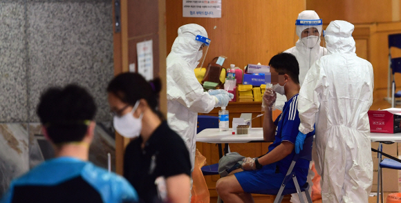 19일 서울 중랑구 금란교회에 설치된 선별진료소에서 교인이 신종 코로나바이러스 감염증(코로나19) 검사를 받고 있다.       중랑구와 금란교회 등에 따르면 사랑제일교회 방문자로 확진 판정을 받은 금란교회 교인 A씨가 지난 12일 저녁과 13∼14일 새벽에 금란교회 예배에 참석한 것으로 확인됐다. 2020.8.19 정연호 기자 tpgod@seoul.co.kr