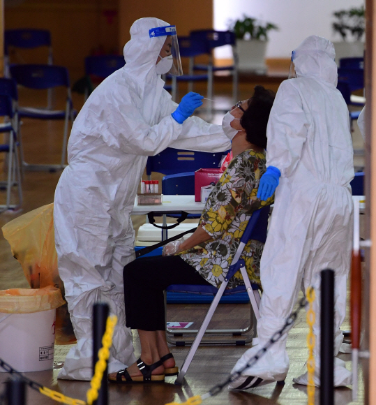 19일 서울 중랑구 금란교회에 설치된 선별진료소에서 교인이 신종 코로나바이러스 감염증(코로나19) 검사를 받고 있다.       중랑구와 금란교회 등에 따르면 사랑제일교회 방문자로 확진 판정을 받은 금란교회 교인 A씨가 지난 12일 저녁과 13∼14일 새벽에 금란교회 예배에 참석한 것으로 확인됐다. 2020.8.19 정연호 기자 tpgod@seoul.co.kr