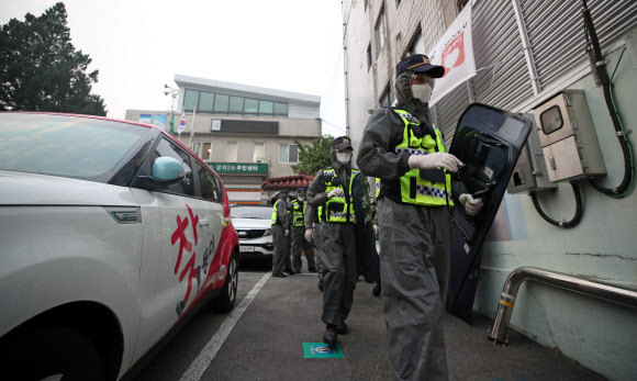 방호복 입은 경찰