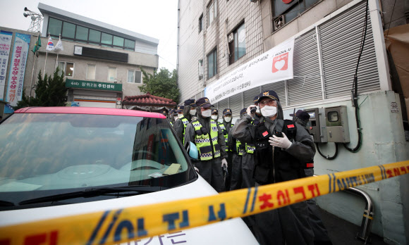 방호복 입은 경찰