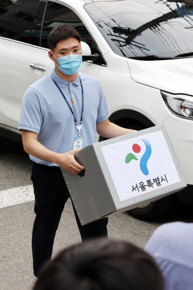 사랑제일교회 역학조사 위해 이동하는 서울시 관계자
