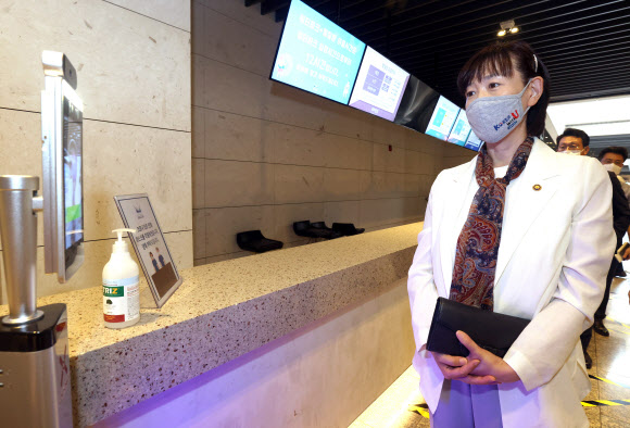 발열 검사하는 최윤희 제2차관