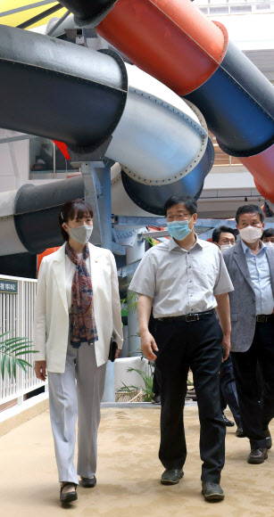 코로나19 관련 워터파크 점검하는 최윤희 제2차관