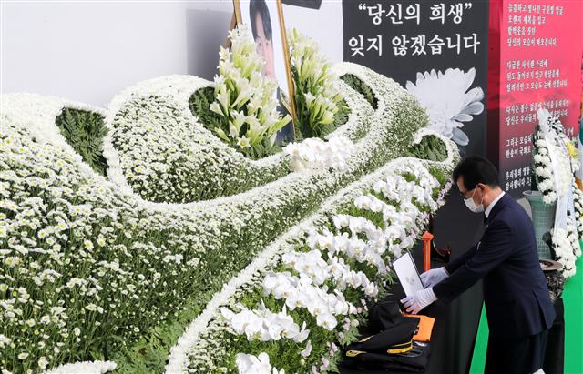 헌화하는 이시종 충북지사