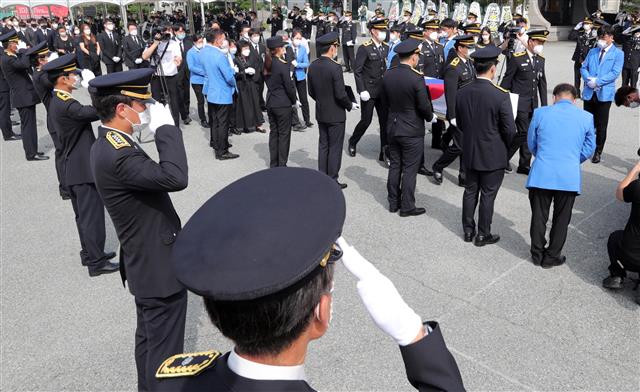 ‘지켜주지 못해 미안합니다’ 순직 소방대원 영결식