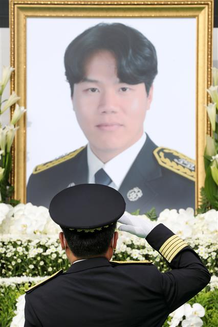 ‘영정사진 앞에서’