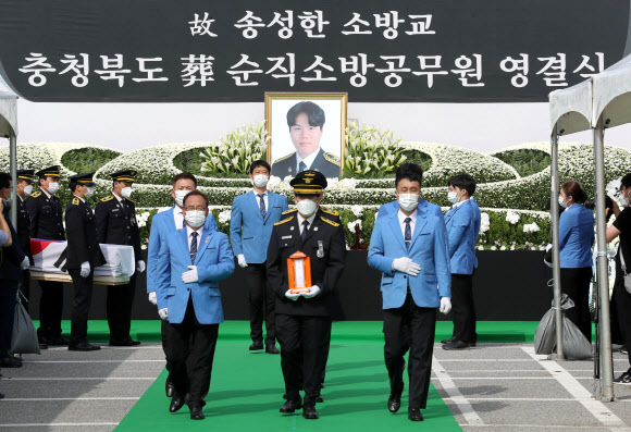 영결식장 떠나는 운구행렬