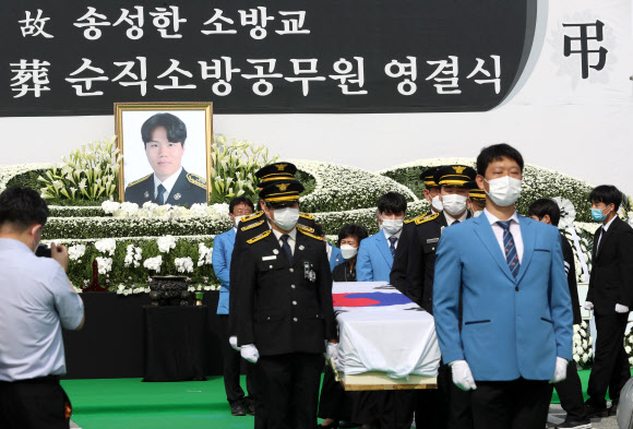 영결식장 떠나는 운구행렬