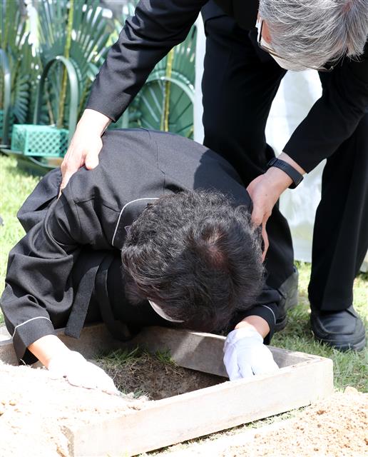 오열하는 유가족