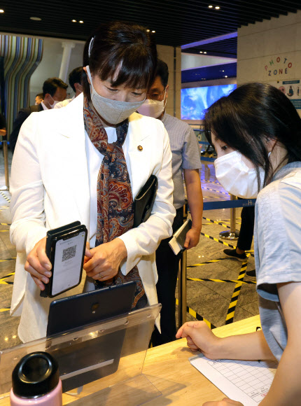 QR코드로 유원시설 입장하는 최윤희 제2차관