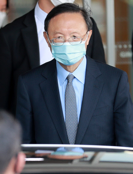 차량에 탑승하는 양제츠