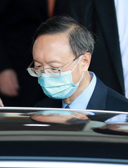 김해공항 도착한 양제츠