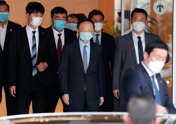 부산 도착한 중국 외교사령탑