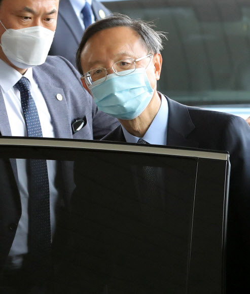 차량 탑승하는 양제츠