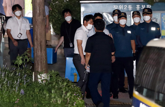 22일 새벽 서울 성북구 사랑제일교회에서 압수수색을 마친 경찰들이 압수품이 들어있는 박스를 차에 싣고 있다. 2020.8.21  연합뉴스