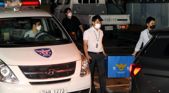 22일 새벽 서울 성북구 사랑제일교회에서 압수수색을 마친 경찰들이 압수품이 들어있는 박스를 차에 싣고 있다. 2020.8.21  연합뉴스