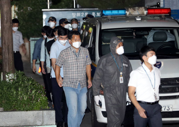 22일 새벽 서울 성북구 사랑제일교회에서 압수수색을 마친 경찰들이 교회를 나서고 있다. 2020.8.21  연합뉴스