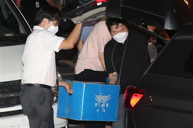 22일 새벽 서울 성북구 사랑제일교회 압수수색을 마친 경찰이 압수품을 차량에 옮겨 싣고 있다.  경찰은 교인 명단을 비롯해 광복절 집회 참석자 명단 등을 집중적으로 수색한 것으로 알려졌다. 2020.8.22 뉴스1