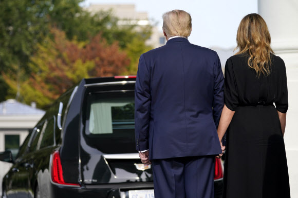 도널드 트럼프 미국 대통령과 멜라니아 여사가 21일(현지시간) 워싱턴 DC 백악관에서 며칠 전 세상을 떠난 남동생 로버트 트럼프의 장례식에 참석하고 있다. AP 연합뉴스