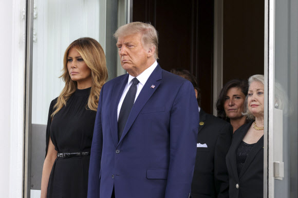 도널드 트럼프 미국 대통령과 멜라니아 여사가 21일(현지시간) 워싱턴 DC 백악관에서 며칠 전 세상을 떠난 남동생 로버트 트럼프의 장례식에 참석하고 있다. EPA 연합뉴스