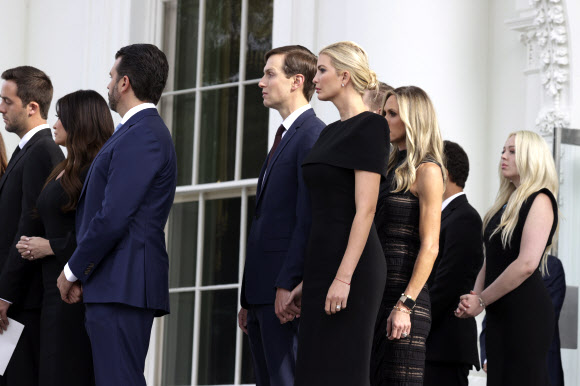 도널드 트럼프 주니어, 재러드 쿠슈너, 이방카 트럼프 등 도널드 트럼프 대통령 가족들이 21일(현지시간) 워싱턴 DC 백악관에서 열린 로버트 트럼프의 장례식에 참석하고 있다. EPA 연합뉴스