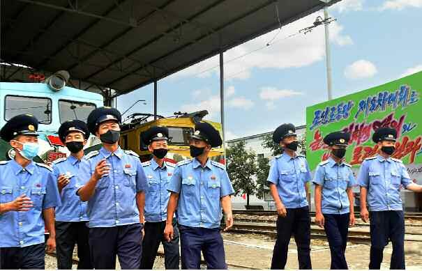 북한 노동당 기관지 노동신문은 22일 당 중앙위원회 제7기 제6차 전원회의 소식을 접한 각계의 반향을 1면에 실었다. 김정은 국무위원장이 지난 19일 당 중앙위 본부청사에서 주재한 이번 회의에서는 내년 1월 8차 당대회를 열기로 결정했다. 신문은 “전체 일꾼들과 당원들과 근로자들은 8차 당대회를 높은 정치적 열의와 빛나는 노력적 성과로 맞이하기 위한 불같은 열의에 충만되어 있다”라고 전했다.  평양 노동신문=뉴스1