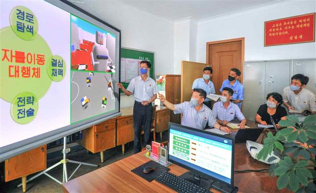 북한 노동당 기관지 노동신문은 22일 김책공업종합대학 정보과학기술학부 교원들의 사진을 공개했다. 신문은 “교육 부문의 일꾼들과 교육자들은 지난 1년간 불같은 열정으로 교육혁명의 불길을 더 거세차게 일으켜 나갔다”라고 전했다. 사진은 교육 방법을 연구 중인 교원들의 모습.  평양 노동신문=뉴스1