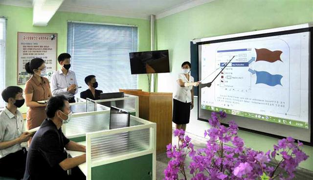 북한 노동당 기관지 노동신문은 22일 대성구역 8월9일용북기술고급중학교 교원들의 사진을 공개했다. 신문은 “교육부문 일꾼들은 우리식의 교육 방법 창조를 위한 사업을 적극적으로 전개해나갔다”라고 전했다.   평양 노동신문=뉴스1