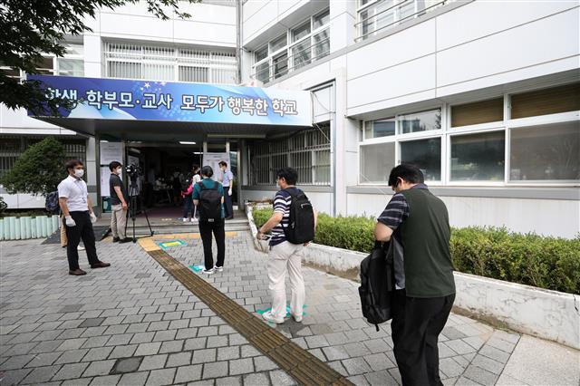 22일 오전 서울 서초구 서초고등학교에서 열린 제38회 법원행정고등고시 제1차 시험에서 응시자들이 시험장 입장을 위해 거리를 두고 줄 서 있다. 2020.8.22 뉴스1