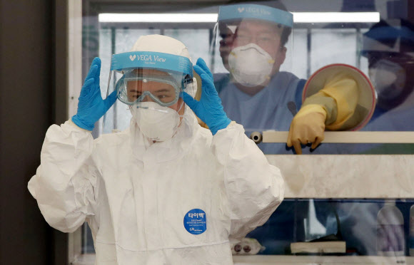 22일 오전 성북구청 앞 바람마당에 설치된 코로나19 선별진료소에서 의료진이 분주히 움직이고 있다. 2020.8.22  연합뉴스