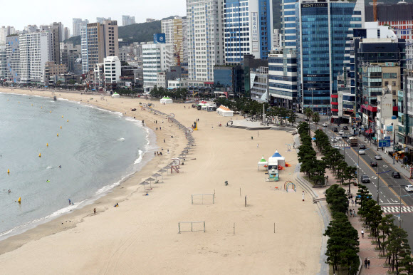 부산 해수욕장이 코로나19 확산 차단을 위해 조기 폐장에 들어간 이후 첫 주말인 22일 부산 수영구 광안리해수욕장 백사장이 한산한 모습을 보이고 있다. 2020.8.22  연합뉴스