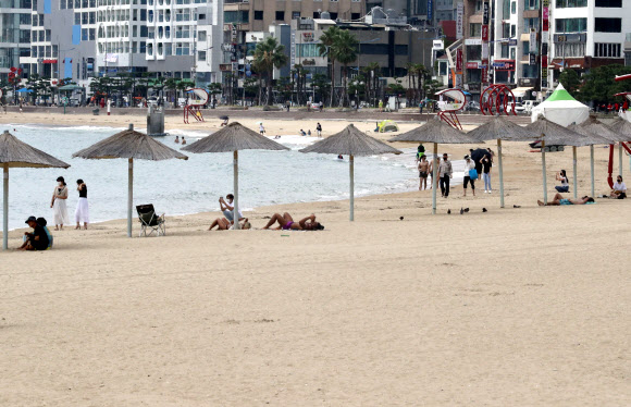 부산 해수욕장이 코로나19 확산 차단을 위해 조기 폐장에 들어간 이후 첫 주말인 22일 부산 수영구 광안리해수욕장 백사장이 한산한 모습을 보이고 있다. 2020.8.22  연합뉴스