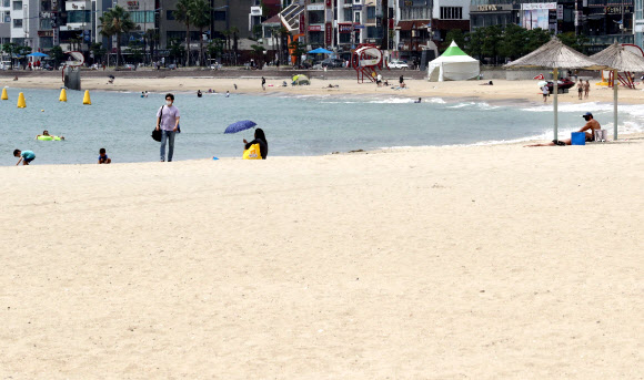부산 해수욕장이 코로나19 확산 차단을 위해 조기 폐장에 들어간 이후 첫 주말인 22일 부산 수영구 광안리해수욕장 백사장이 한산한 모습을 보이고 있다. 2020.8.22  연합뉴스