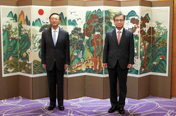 서훈 국가안보실장과 양제츠 중국공산당 외교 담당 정치국 위원이 22일 오전 부산 웨스틴조선호텔에서 회담에 앞서 기념촬영하고 있다. 2020.8.22  연합뉴스