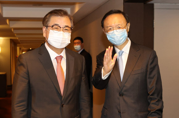 서훈 국가안보실장(왼쪽)과 양제츠 중국공산당 외교 담당 정치국 위원이 22일 오후 부산 웨스틴조선호텔에서 회담을 마친 뒤 보도진 질문에 답하고 있다. 2020.8.22  연합뉴스