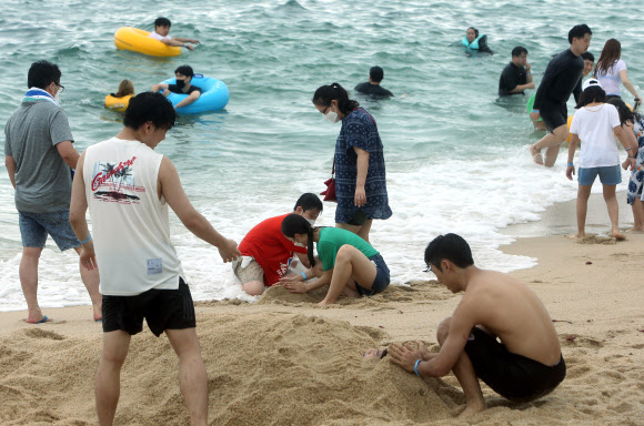 해양수산부가 코로나19 재확산에 따라 전국의 해수욕장을 긴급 폐장하기로 한 22일 강원 강릉 경포해수욕장에서 피서객들이 물놀이를 하고 있다. 전국 해수욕장은 이날 밤 12시부터 긴급 폐장한다. 2020.8.22  연합뉴스