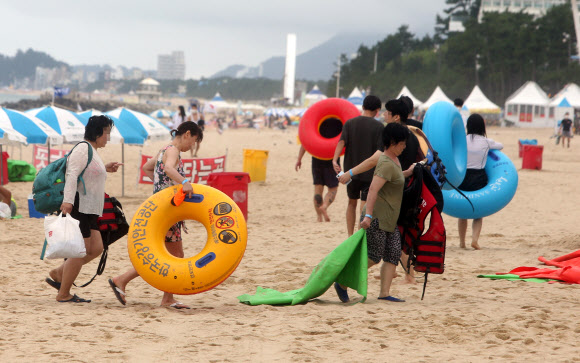 해양수산부가 코로나19 재확산에 따라 전국의 해수욕장을 긴급 폐장하기로 한 22일 물놀이를 마친 피서객들이 강원 강릉 경포해수욕장을 떠나고 있다. 전국의 해수욕장은 이날 밤 12시부터 긴급 폐장한다. 2020.8.22  연합뉴스