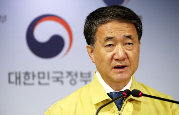 대국민 담화문 발표하는 박능후 장관