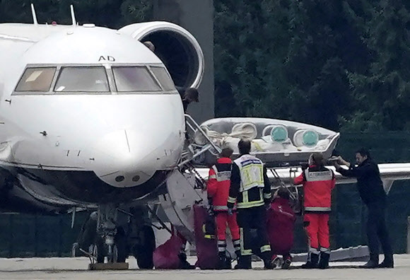 러시아 야당 지도자 알렉세이 나발니를 실은 들것이 22일 독일 베를린 테겐 공항에 착륙한 응급 항공기에서 내려지고 있다. 베를린 AP 연합뉴스