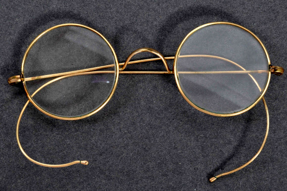21일(이하 현지시간) 영국 경매회사 이스트 브리스틀 옥션 하우스가 경매에 붙이기 이틀 전에 공개한 안경 사진. 1920년대와 30년대에 걸쳐 인도 독립운동가 마하트마 간디가 썼던 안경 중의 하나로 추정된다. 이스트 브리스틀 옥션 제공 AFP 연합뉴스 