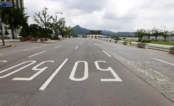 ‘사회적 거리두기 2단계’로 텅 빈 시내