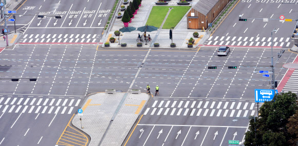 거리두기 강화로 한산한 광화문