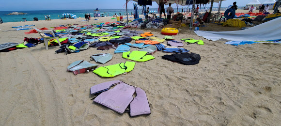 해수욕장 폐장…피서용품 정리작업