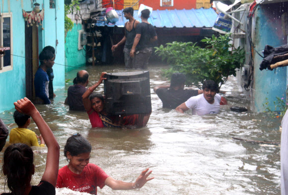 주민들이 22일(현지시간) 인도 보팔에서 폭우가 내려 칼리야소트 강이 위험수위를 넘은 후, 담케다의 침수 지역에서 물 속을 헤치며 다니고 있다. EPA 연합뉴스