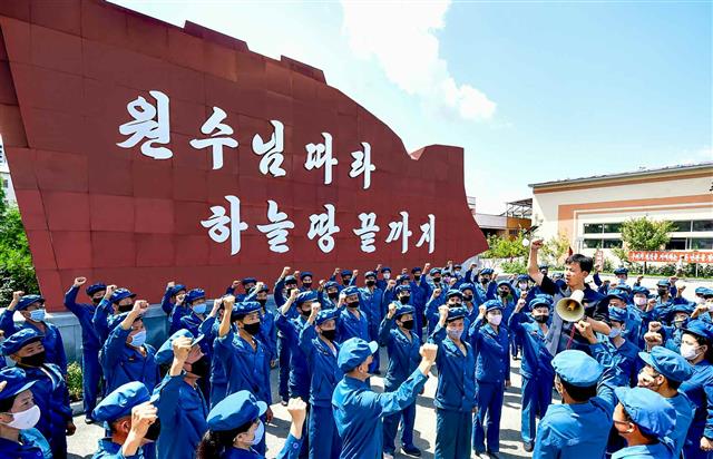 북한 노동당 기관지 노동신문은 24일 평양무궤도전차공장 근로자들의 사진을 싣고 “당의 영도를 충성으로 받들어갈 결의에 넘쳐있다”라고 보도했다. 내년 1월 예정된 제8차 노동당 대회를 앞두고 북한은 연일 충성을 촉구하며 내부 결속을 다지고 있다.  평양 노동신문=뉴스1