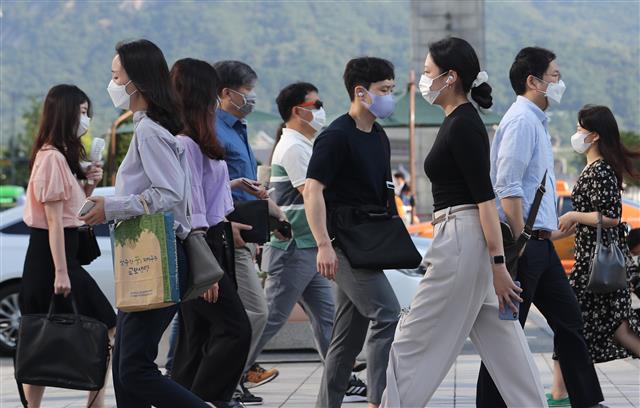 서울 전역에서 실내·외 마스크 착용 의무화가 시작된 24일 오전 서울 광화문일대에서 마스크를 쓴 시민들이 출근을 하고 있다. 2020.8.24 뉴스1