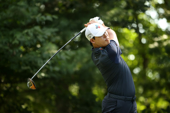 김시우가 24일 미국 매사추세츠주 노턴의 TPC 보스턴(파71)에서 열린 미국프로골프(PGA) 투어 플레이오프(PO) 1차전인 노던트러스트 4라운드 9번홀에서 티샷하고 있다. [AFP 연합뉴스]