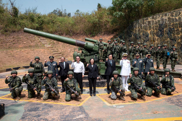 차이잉원 대만 총통이 23일 진먼 포격전 62주년을 맞아 추모 행사에 참석해 포즈를 취하고 있다. 진먼 EPA 연합뉴스